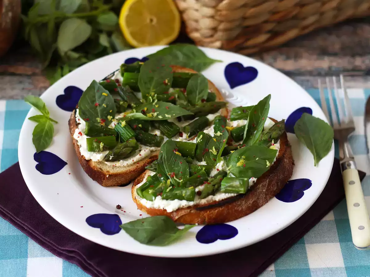 Asparagus toasts with ricotta, lemon and basil - photo 3
