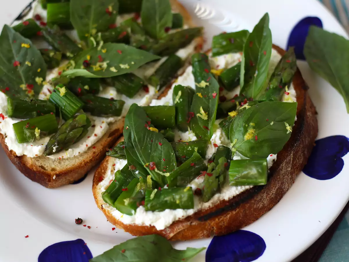 Asparagus toasts with ricotta, lemon and basil - photo 4