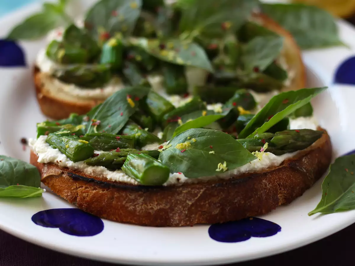 Asparagus toasts with ricotta, lemon and basil - photo 5