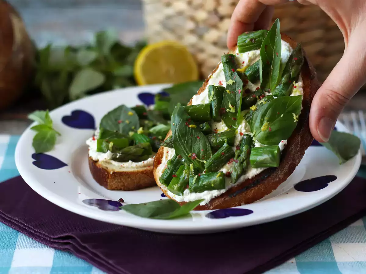 Asparagus toasts with ricotta, lemon and basil - photo 6