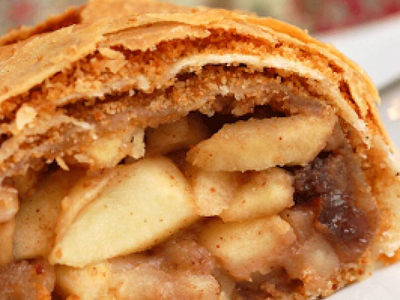 Authentic Austrian Apple Strudel ( Apfelstrudel )