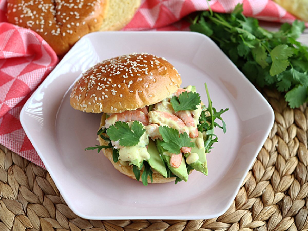 Avocado, shrimp and cilantro burger - photo 3