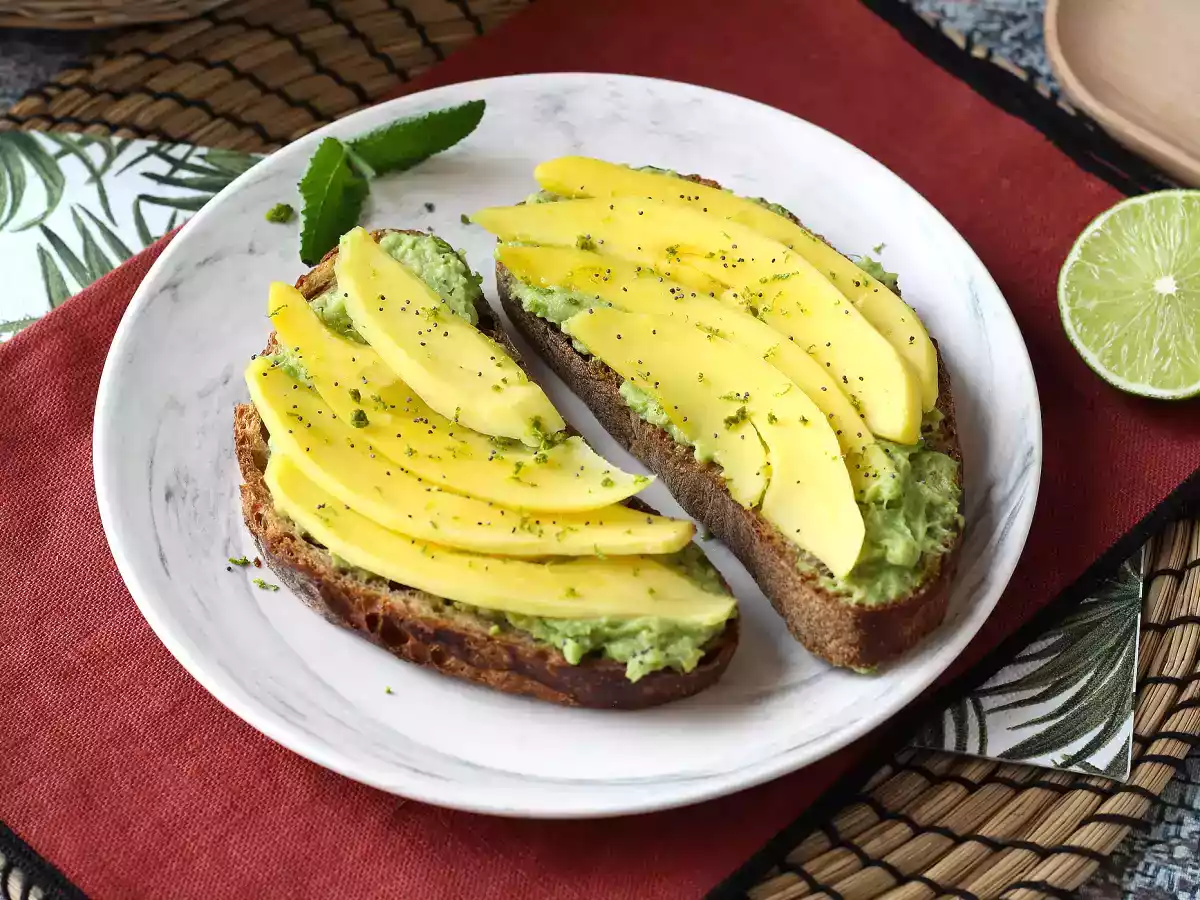 Avocado toast with mango and lime: a fresh, quick and flavorful recipe
