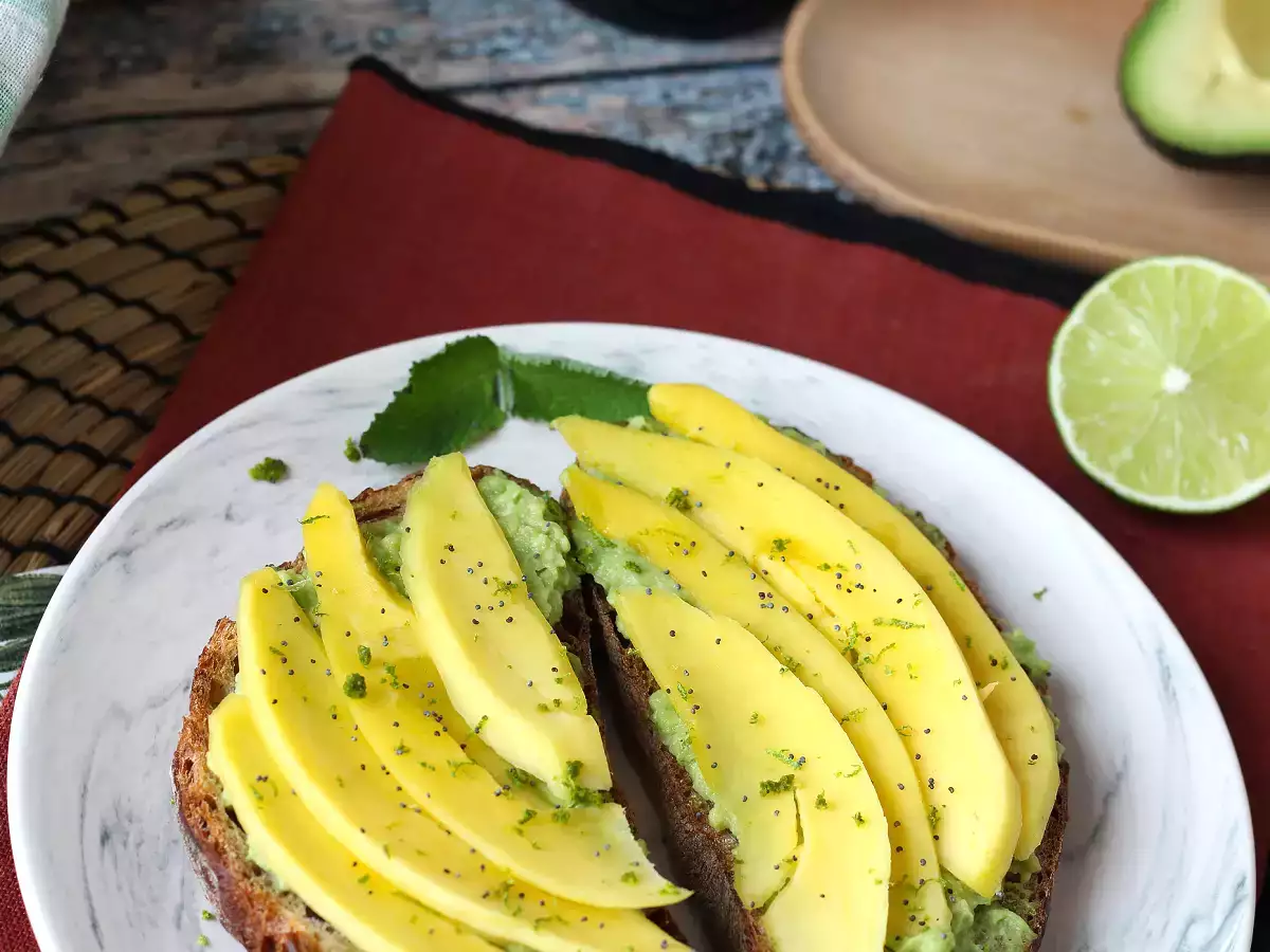 Avocado toast with mango and lime: a fresh, quick and flavorful recipe - photo 3