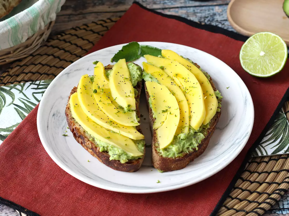 Avocado toast with mango and lime: a fresh, quick and flavorful recipe - photo 4