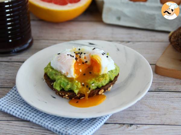 Avocado toast with poached egg - toast avocat et oeuf poché