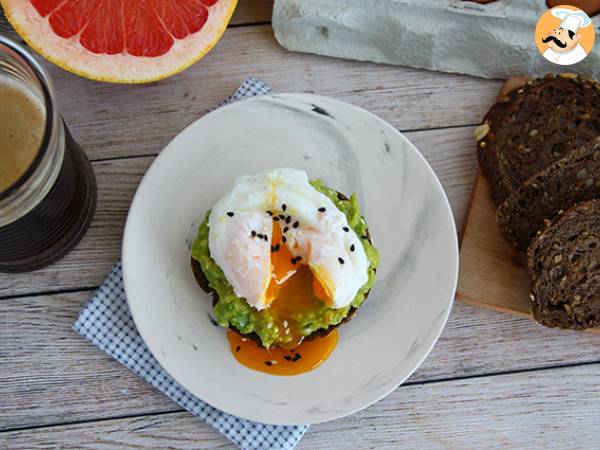 Avocado toast with poached egg - toast avocat et oeuf poché - photo 4