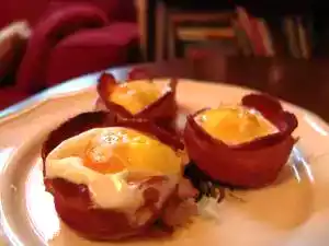 Bacon, egg, cheese, and toast cups recipe