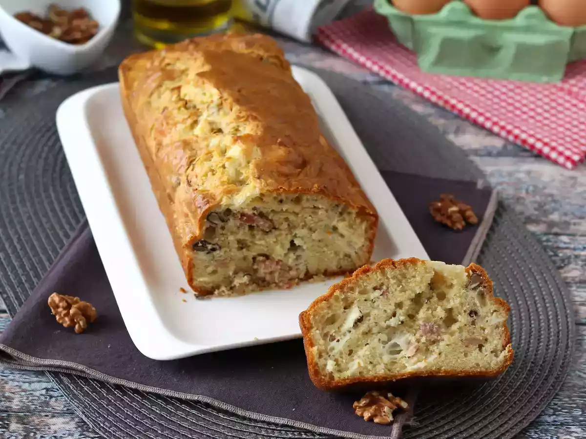 Bacon, goat cheese and walnut cake