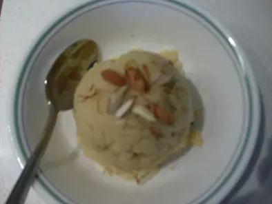 Badam aur Sooji ka Halwa (Almond and Semolina pudding)
