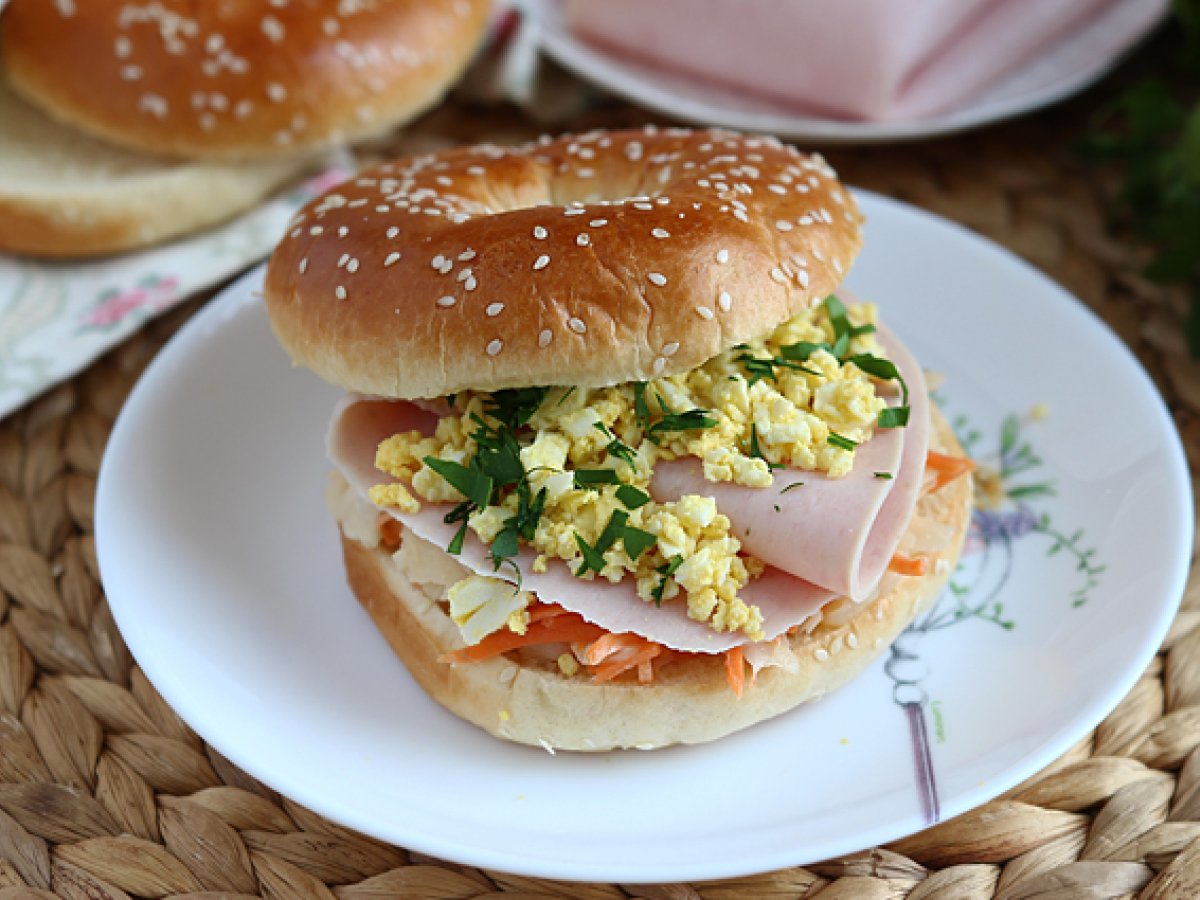 Bagel sandwich with turkey, coleslaw and eggs