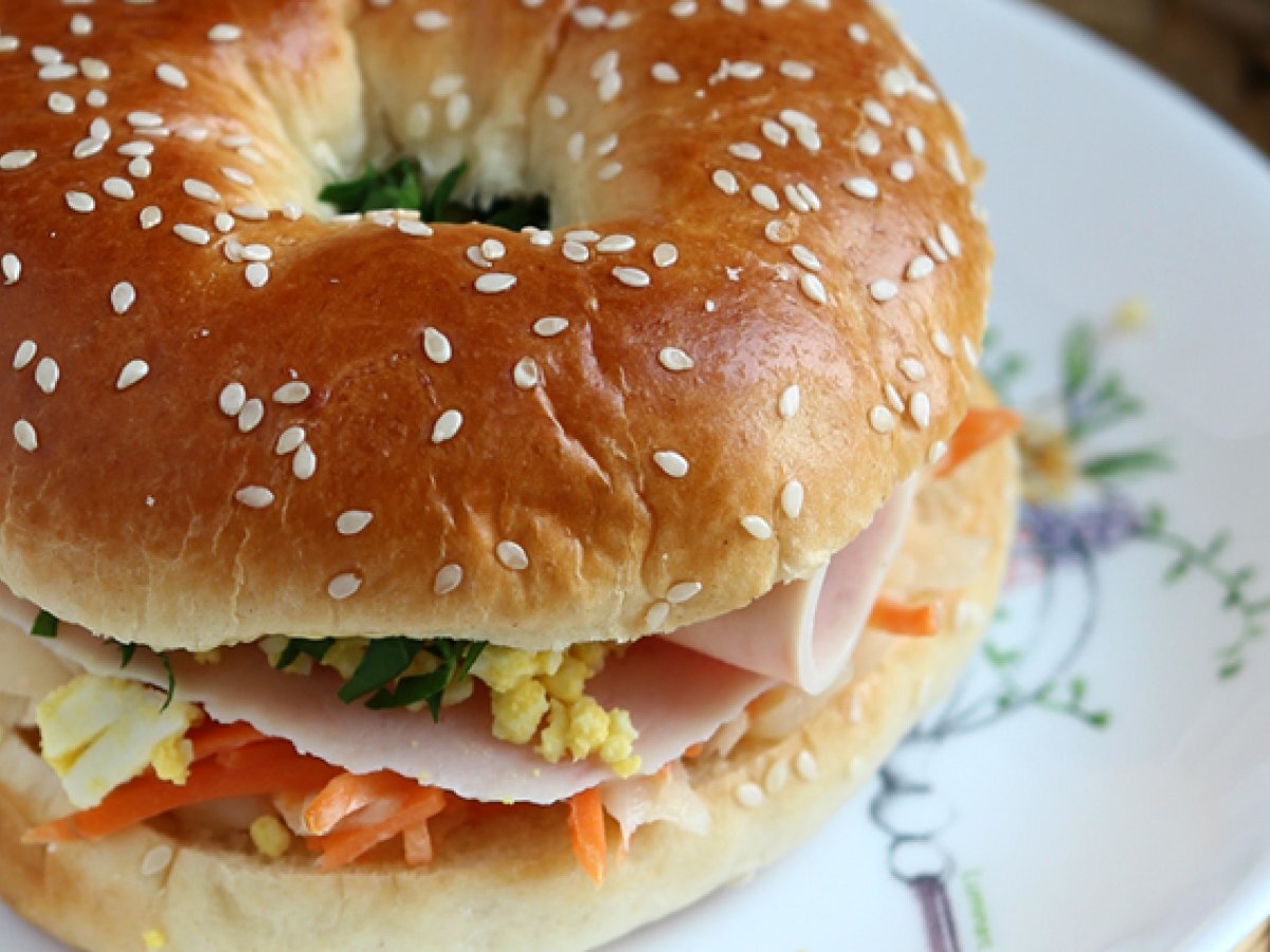 Bagel sandwich with turkey, coleslaw and eggs - photo 3