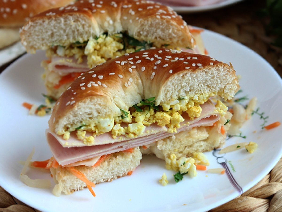 Bagel sandwich with turkey, coleslaw and eggs - photo 4