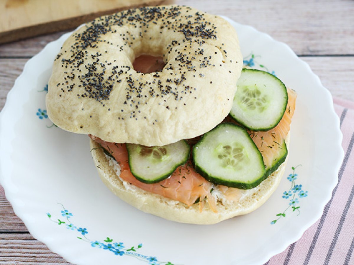 Bagel with salmon, cucumber and cream cheese, Recipe Petitchef