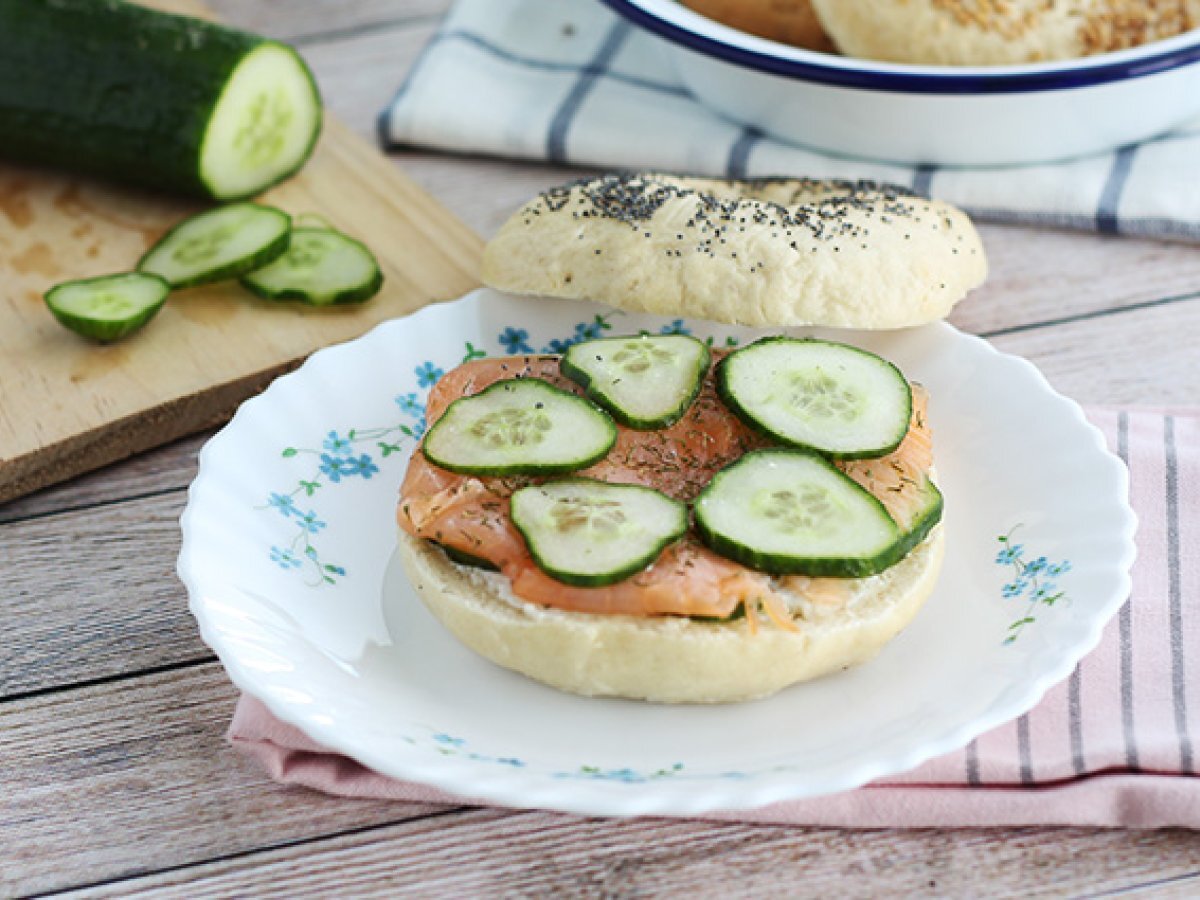 Bagel with salmon, cucumber and cream cheese - photo 2