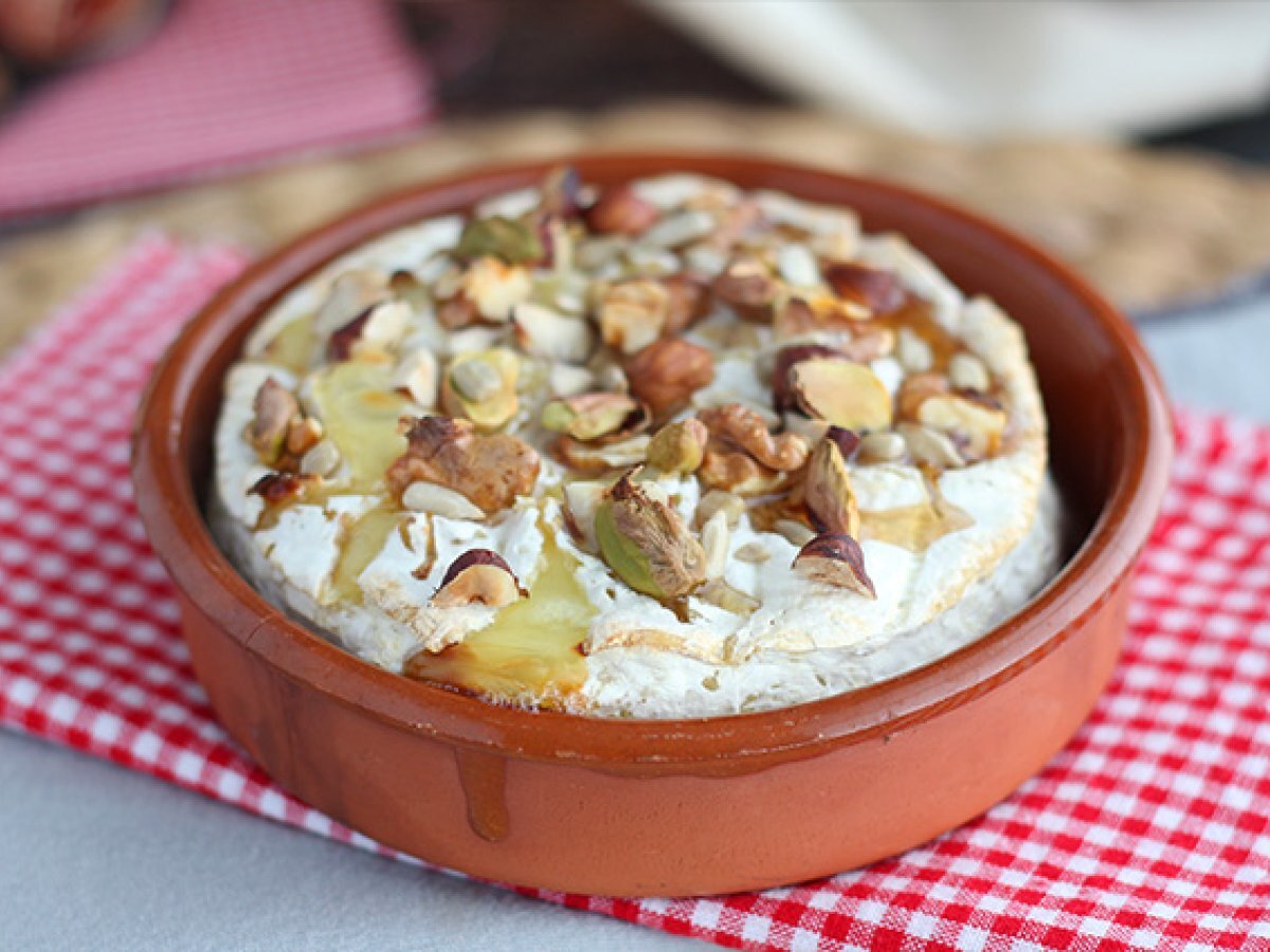 Baked camembert with honey and nuts - photo 2