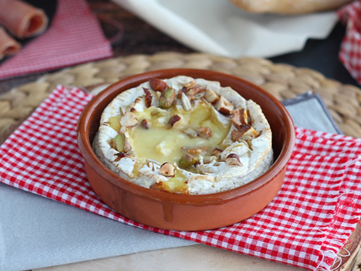 Baked camembert with honey and nuts - photo 3