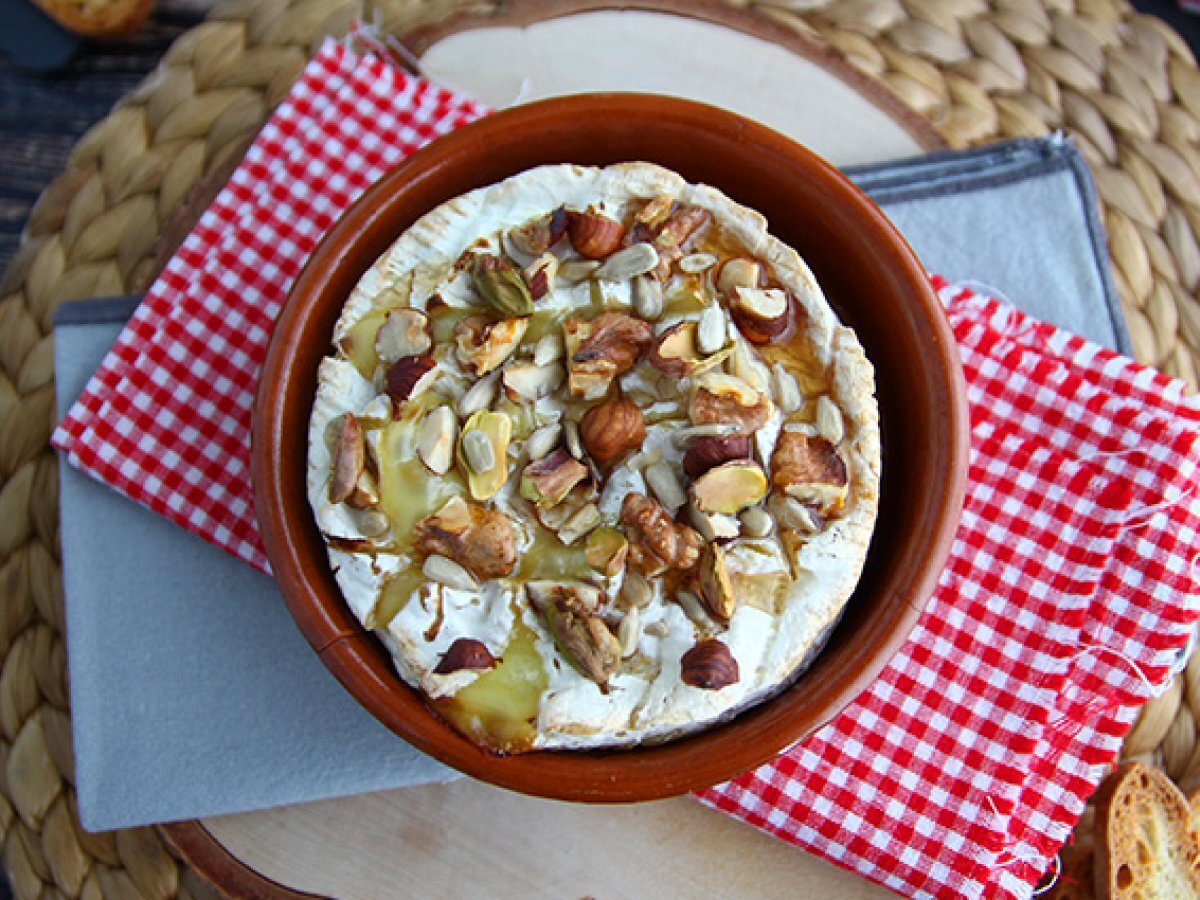 Baked camembert with honey and nuts - photo 5