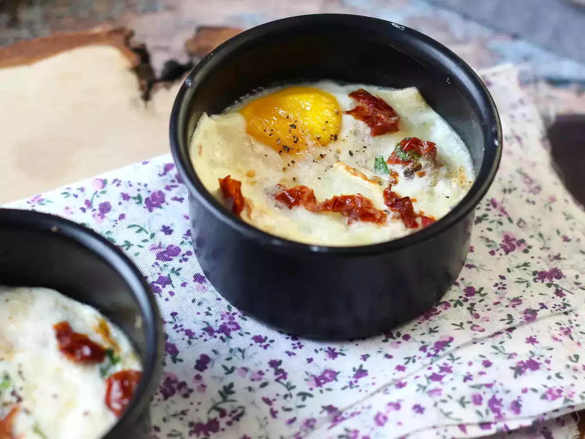 Baked eggs cocotte with goat cheese and sundried tomatoes cooked in the air fryer! - photo 2