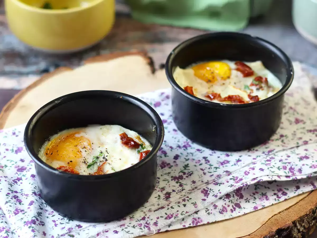 Baked eggs cocotte with goat cheese and sundried tomatoes cooked in the air fryer! - photo 3