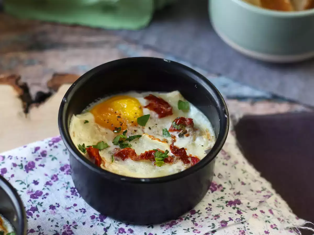 Baked eggs cocotte with goat cheese and sundried tomatoes cooked in the air fryer! - photo 6