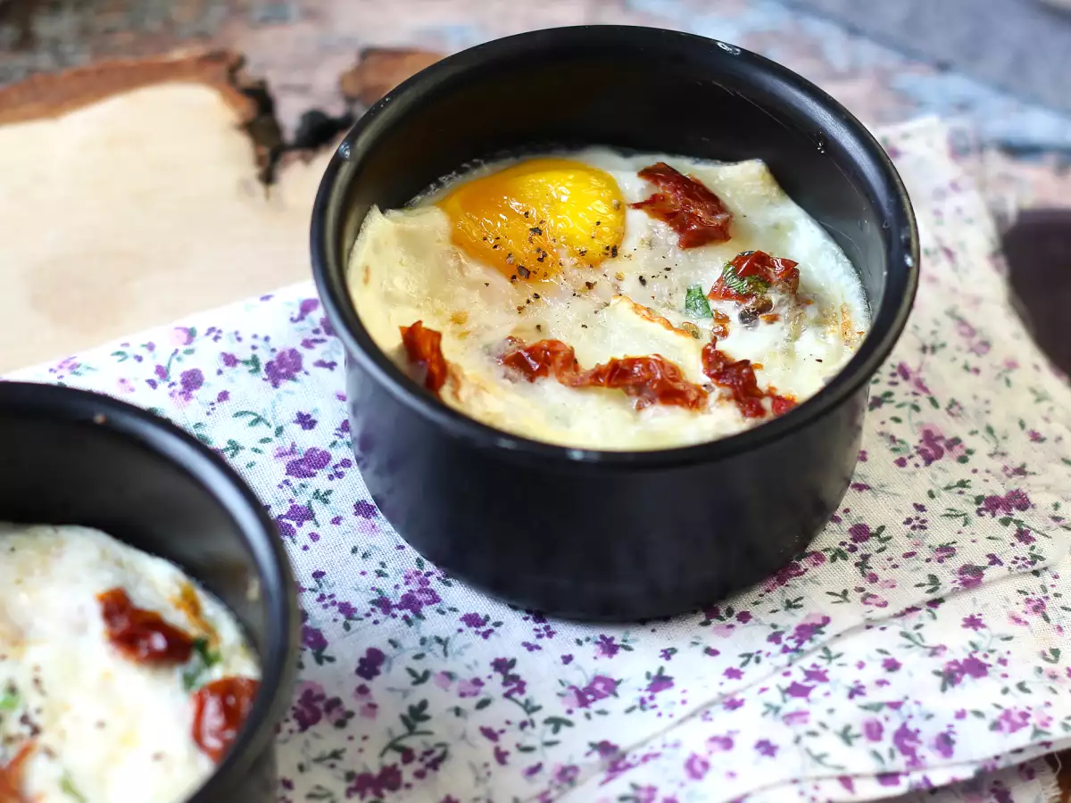 Baked eggs cocotte with goat cheese and sundried tomatoes cooked with Air Fryer! - photo 2