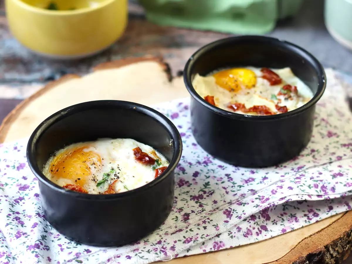 Baked eggs cocotte with goat cheese and sundried tomatoes cooked with Air Fryer! - photo 3