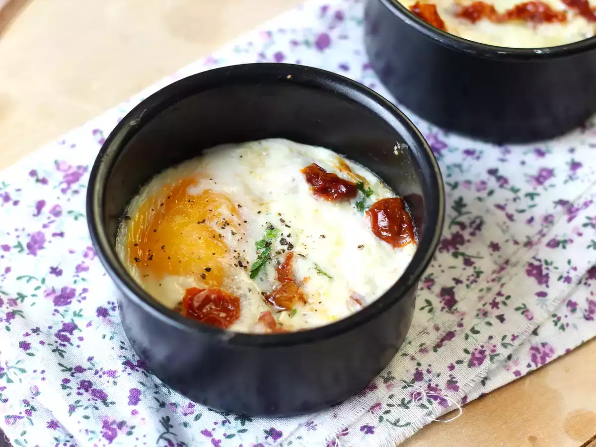 Baked eggs cocotte with goat cheese and sundried tomatoes cooked with Air Fryer! - photo 4