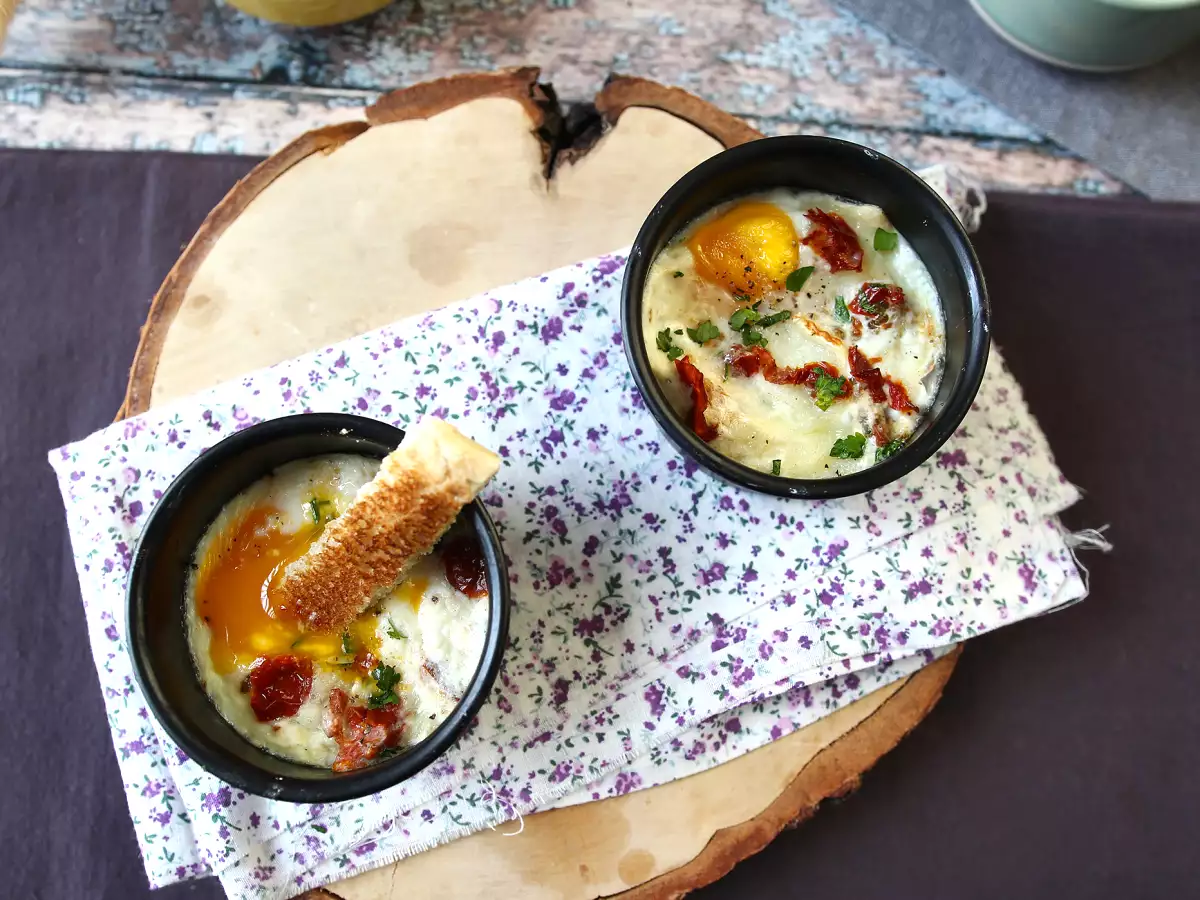 Baked eggs cocotte with goat cheese and sundried tomatoes cooked with Air Fryer! - photo 5