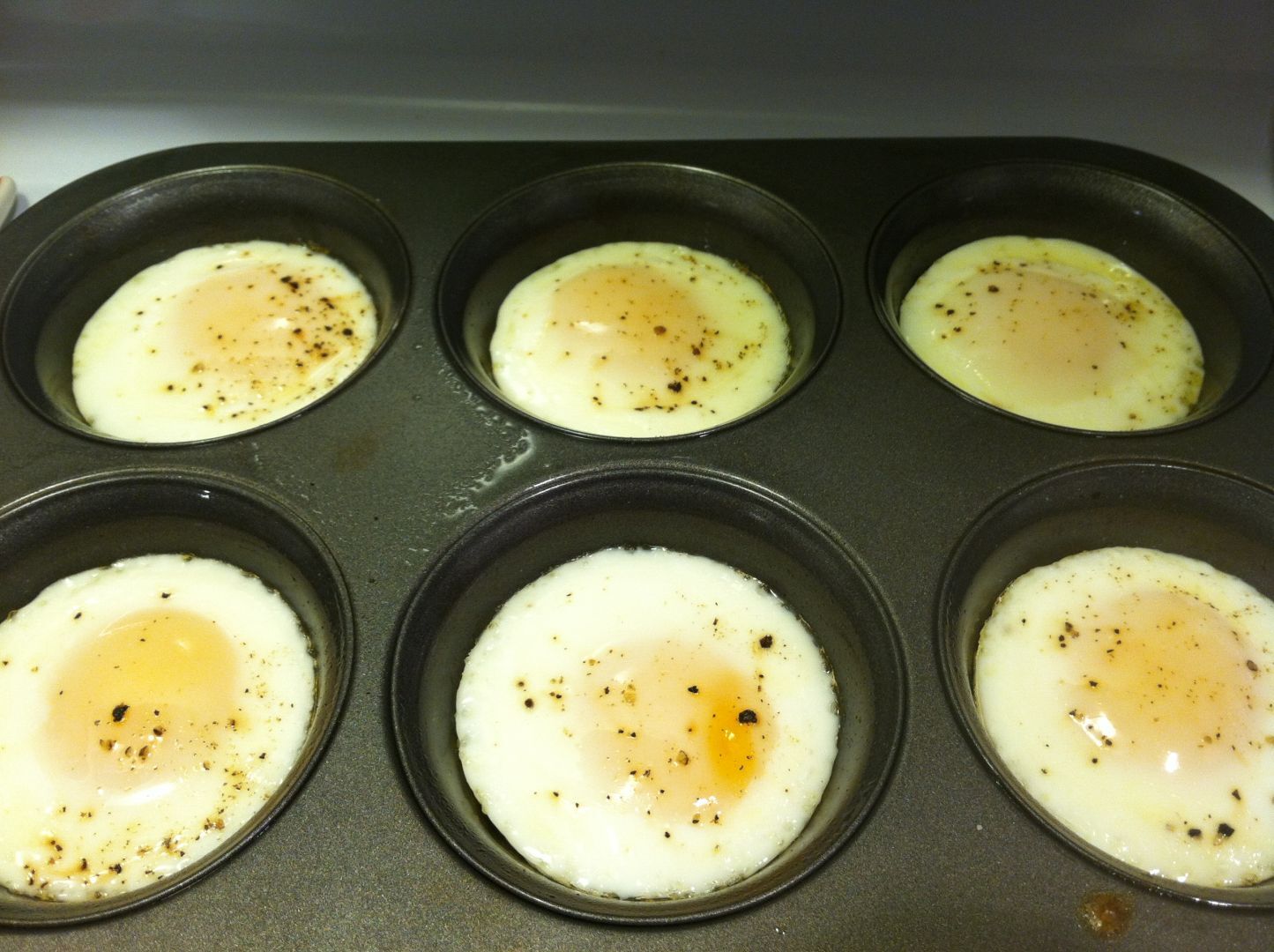 https://en.petitchef.com/imgupl/recipe/baked-eggs-in-a-muffin-tin--57088p73460.jpg