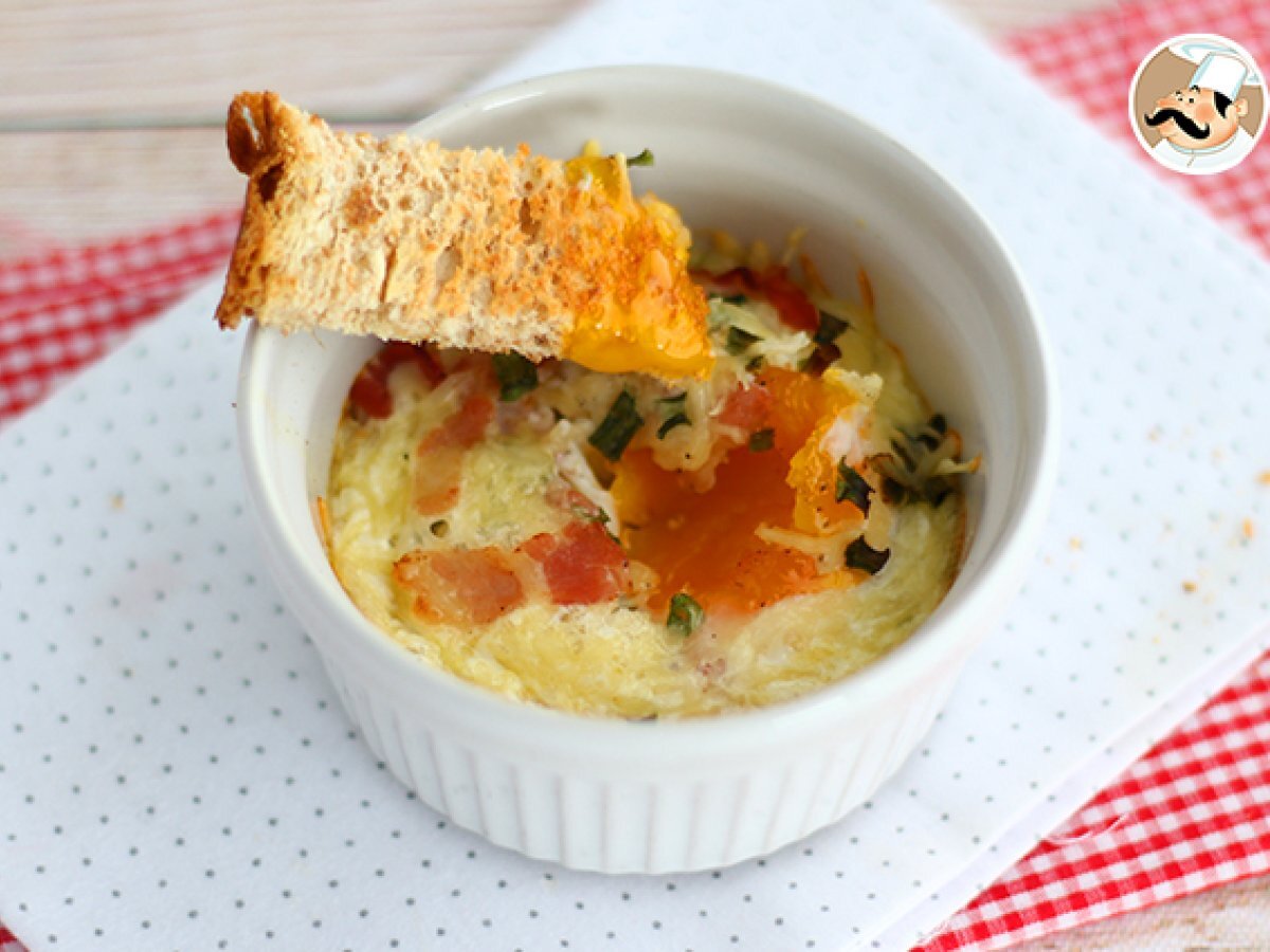 Baked eggs with bacon and chives - photo 2