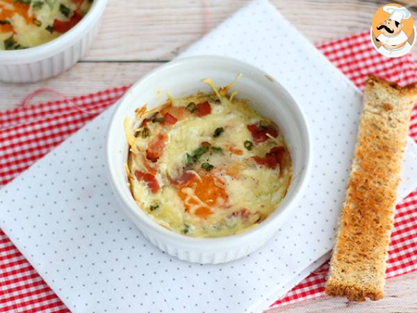 Baked eggs with bacon and chives: a quick recipe