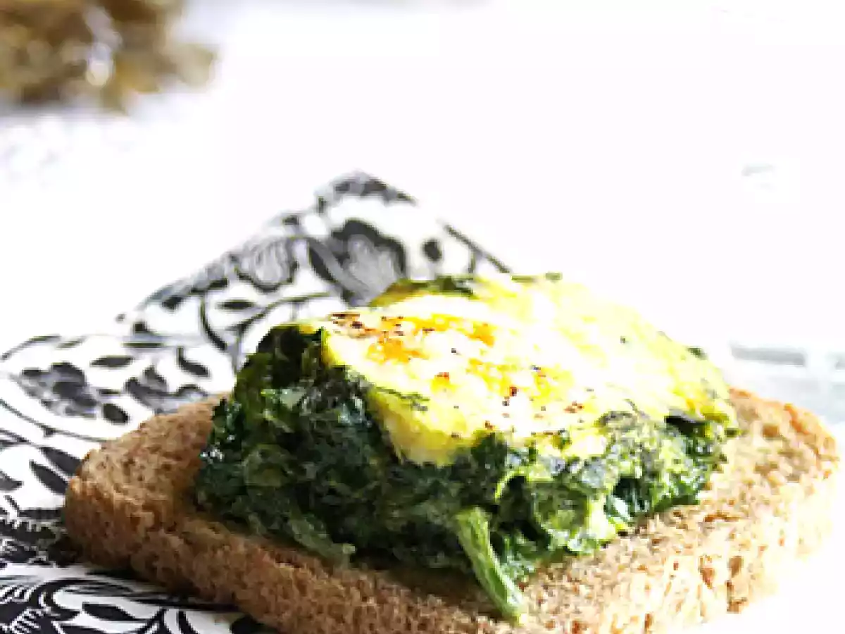 Baked eggs with spinach and Parmesan cheese - photo 2