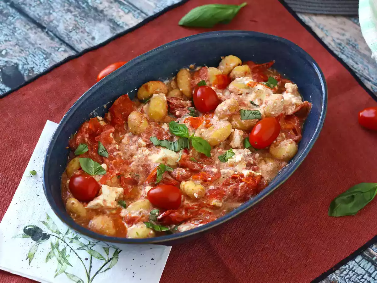 Baked feta gnocchi with Airfryer, the super-fast dish with cherry tomatoes and feta!