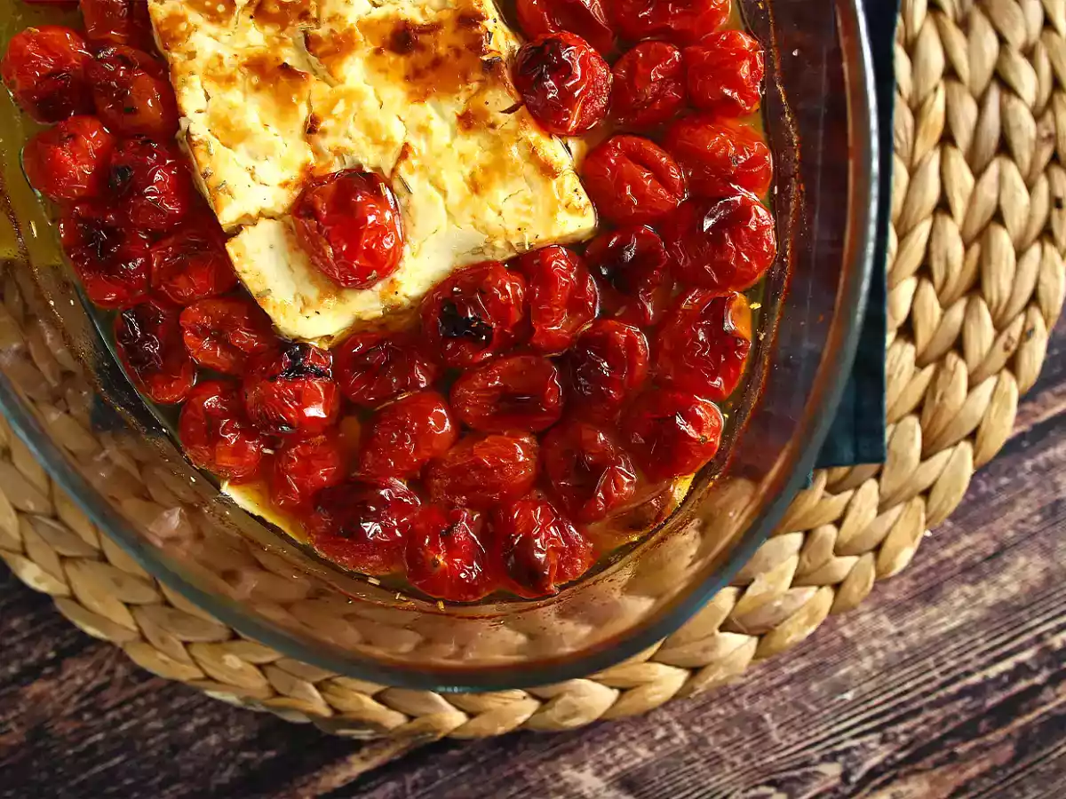 Baked feta pasta with cherry tomatoes - a viral recipe