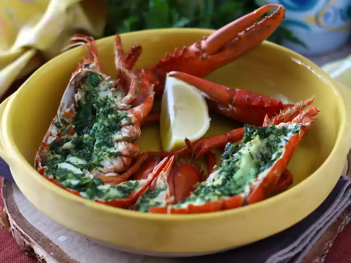 Baked lobster with parsley and lemon: simplicity and sophistication at the table.