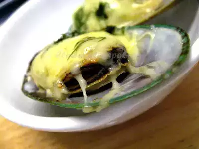 Baked nz mussels with garlic ,cheese & dills