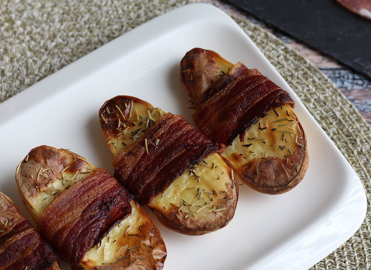 Recipe for baked potatoes coated with bacon