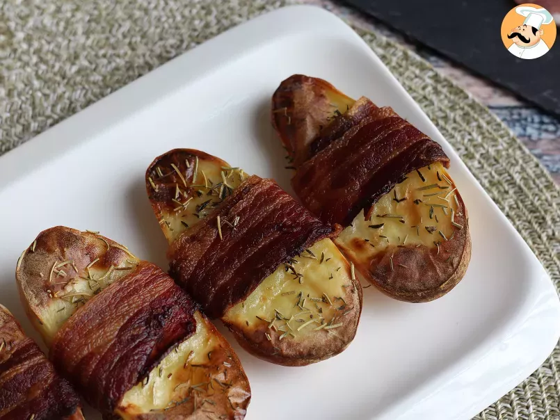 Baked potatoes coated with bacon, photo 1