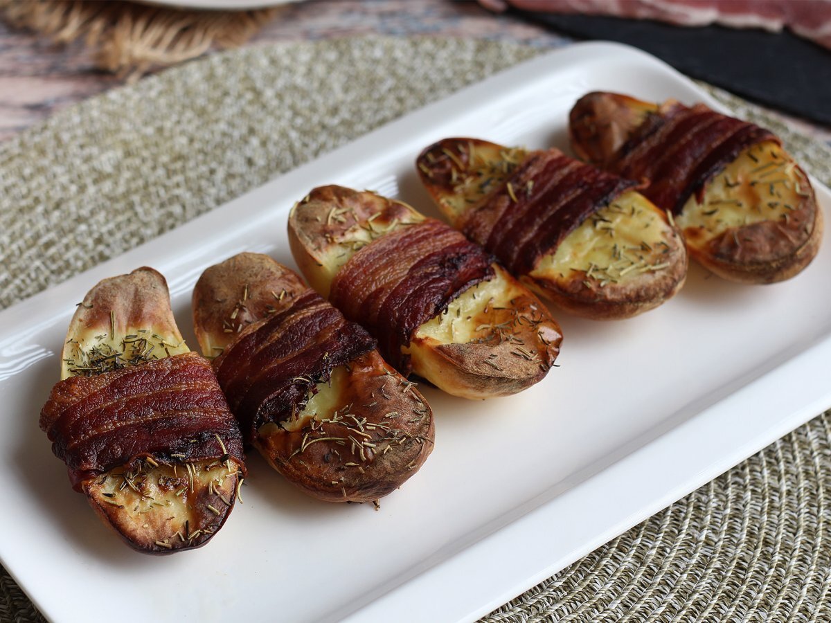 Baked potatoes coated with bacon - photo 2