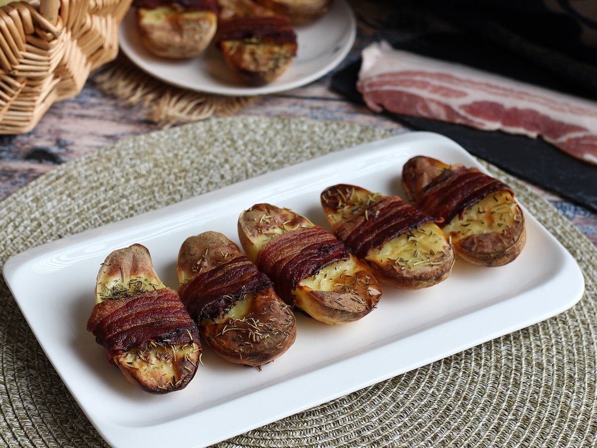 Baked potatoes coated with bacon - photo 4