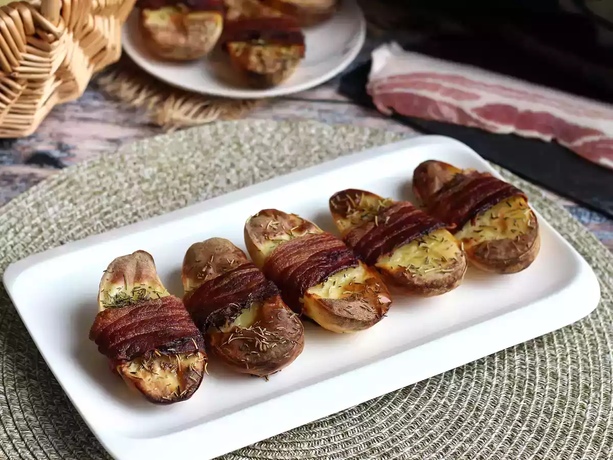 Baked potatoes coated with bacon - photo 4
