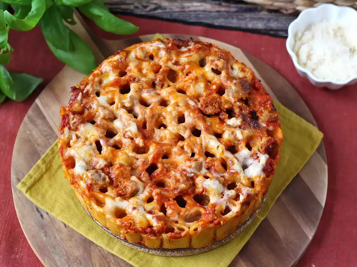 Baked rigatoni cake with sausage, béchamel sauce, and mozzarella - photo 6