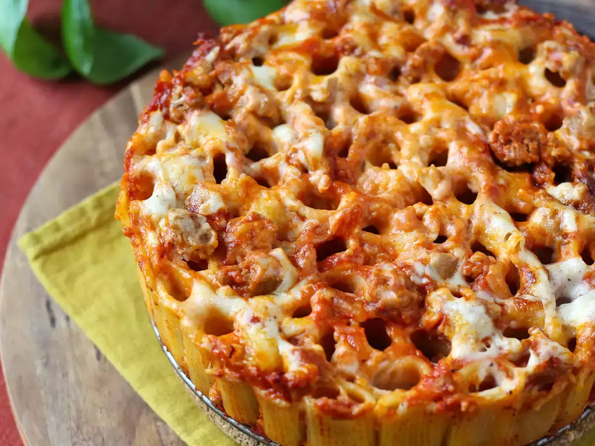 Baked rigatoni cake with sausage, béchamel sauce, and mozzarella - photo 4