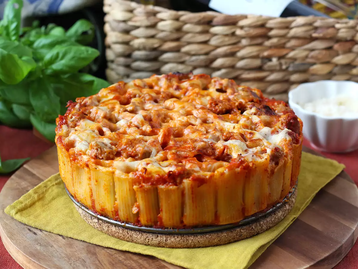 Baked rigatoni cake with sausage, béchamel sauce, and mozzarella - photo 2