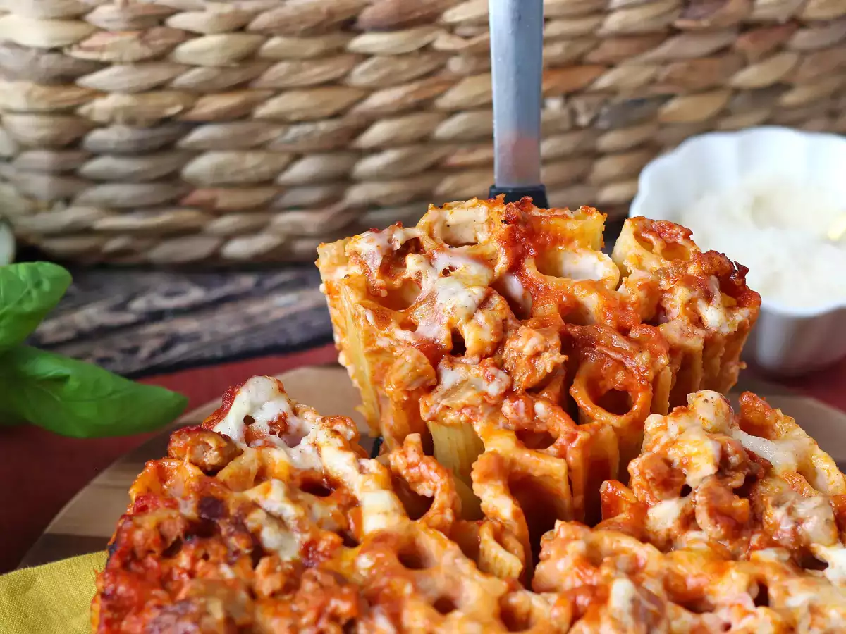 Baked rigatoni cake with sausage, béchamel sauce, and mozzarella - photo 3