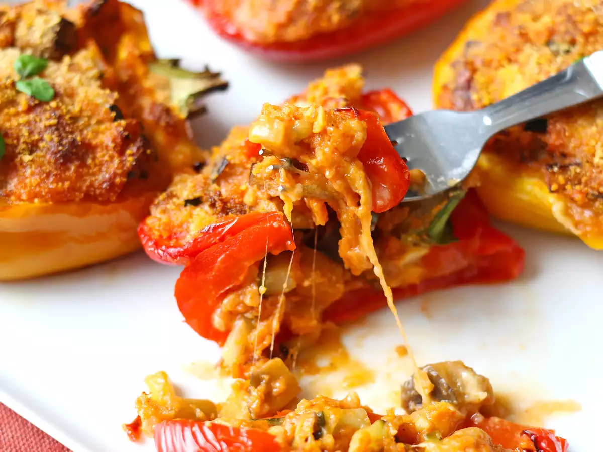 Baked vegetarian stuffed peppers: the easy and tasty recipe with vegetables and mozzarella cheese - photo 5