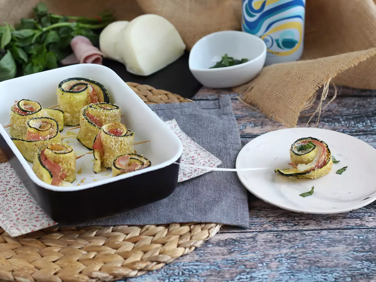 Baked zucchini rolls with cooked ham and scamorza