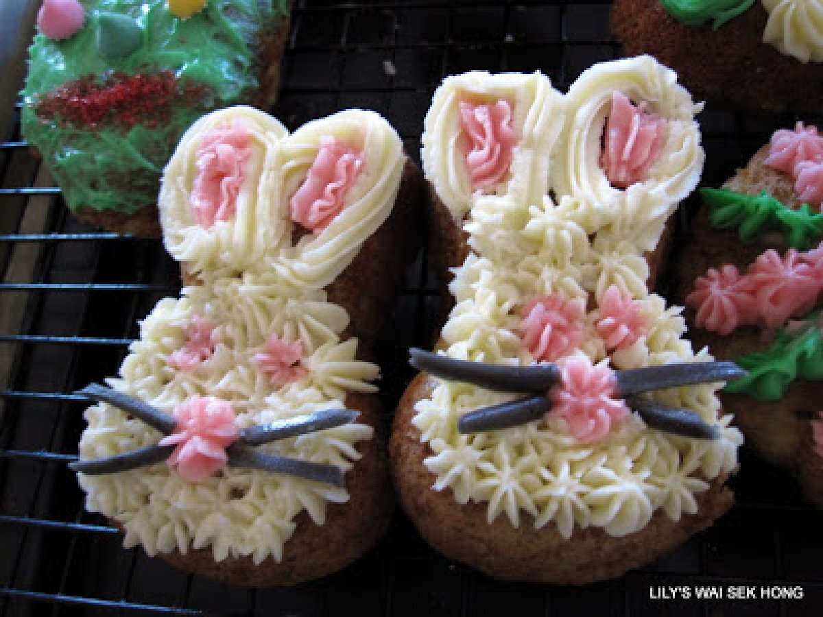 Banana And Pineapple Easter Cakes