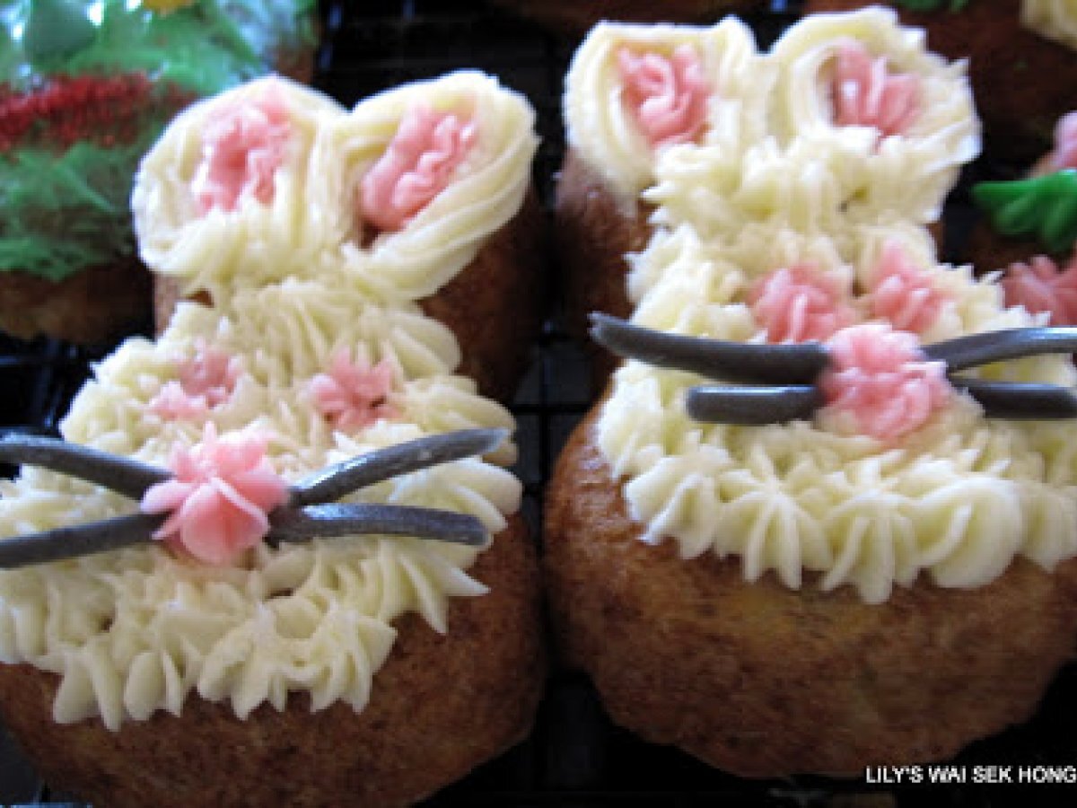 Banana And Pineapple Easter Cakes - photo 2